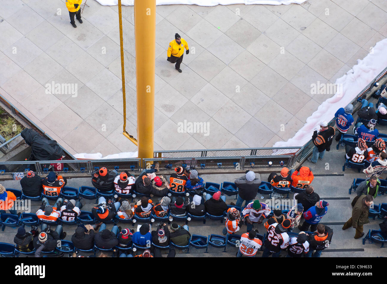 Gen 02, 2012 - Philadelphia, Pennsylvania, Stati Uniti - Philadelphia Flyers tifosi seduti vicino al baseball fallo pole durante il pre-partita cerimonie per NHL Classico inverno azione tra il New York Rangers e Philadelphia Flyers al Citizens Bank Park. I Rangers sconfitti i volantini di 3-2. (Credito Immagine: © Wi Foto Stock