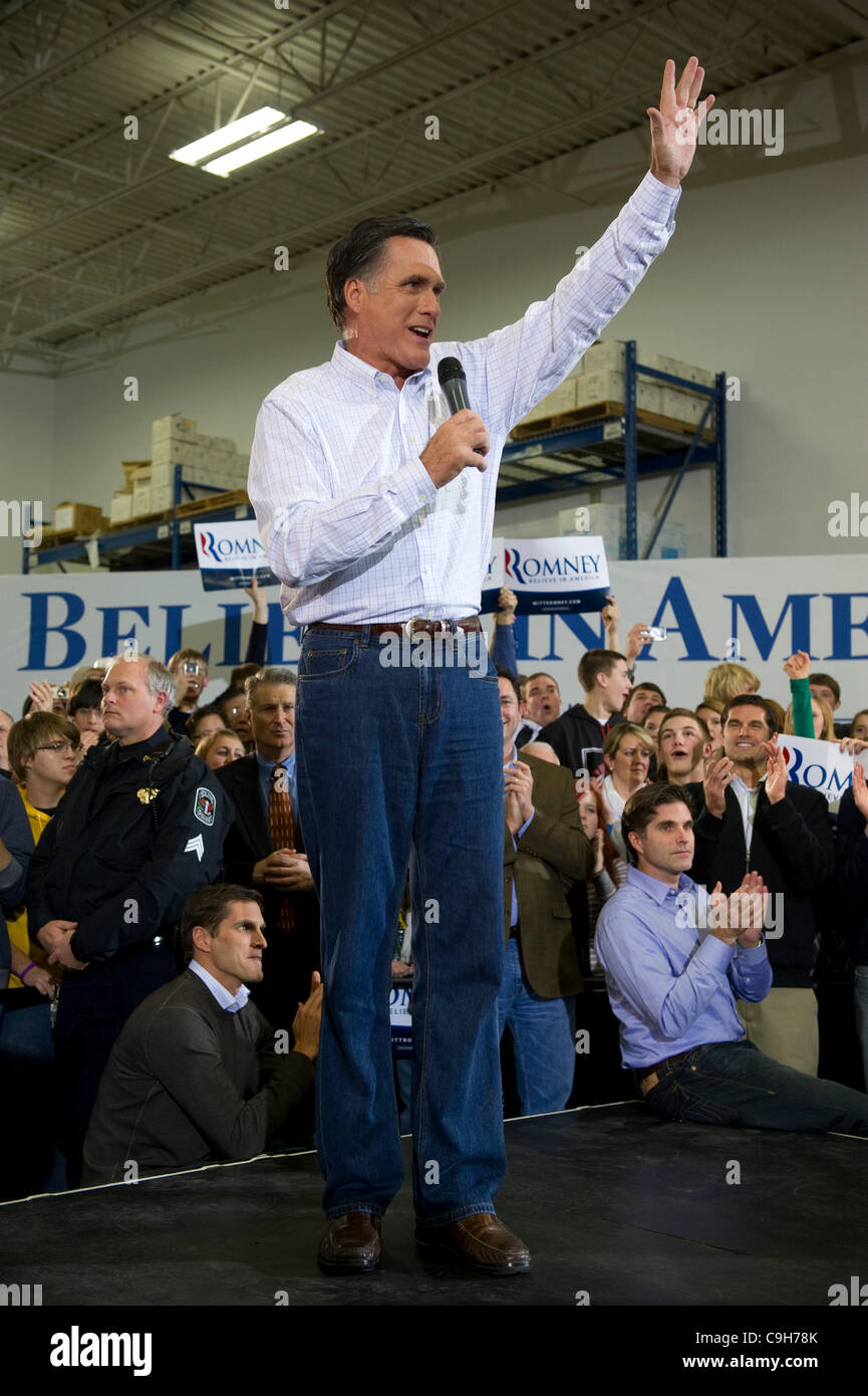 Il repubblicano nomina presidenziale candidato Mitt Romney saluta i sostenitori di una campagna nel rally di Des Moines, Iowa. Foto Stock