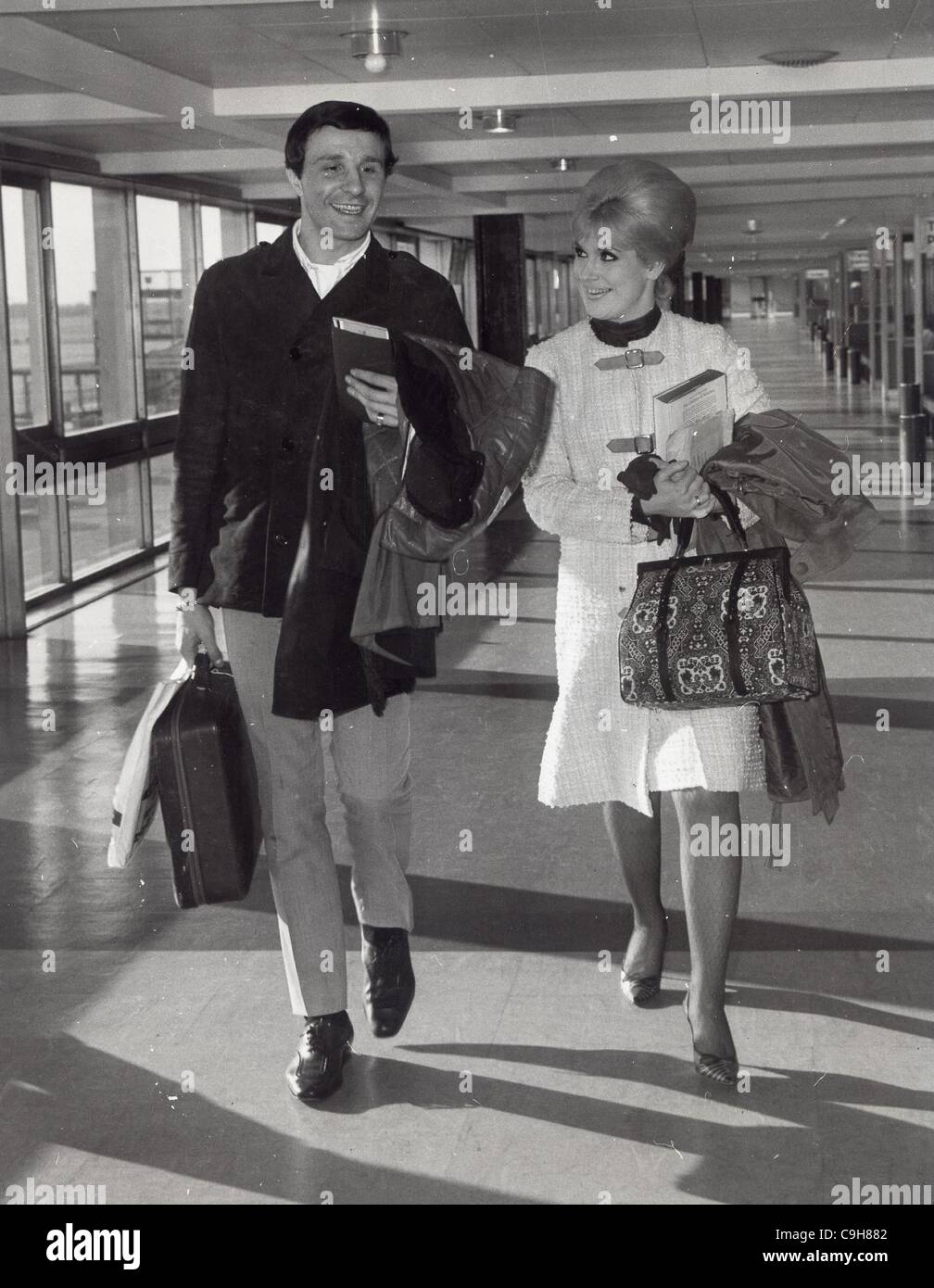 Dic. 31, 1965 - polveroso Springfield con amico Pepe all'aeroporto di Londra 1965.fornito da foto, inc.(Immagine di credito: Â© Globe foto/ZUMAPRESS.com) Foto Stock