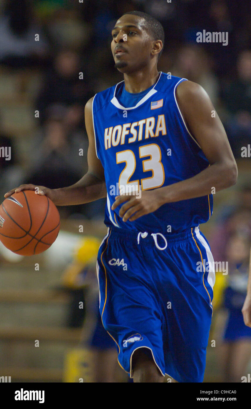 Gen. 4, 2012 - Newark, Delaware, Stati Uniti d'America - 01/04/12 Newark DE: Hofstra Senior Guard Mike Moore #23 guarda per aprire l uomo durante un Colonial Athletic Association gioco di basket contro il Delaware Wed, gen. 4, 2012 a Bob carpenter center di Newark Delaware.....Moore ha segnato 24 colo Foto Stock