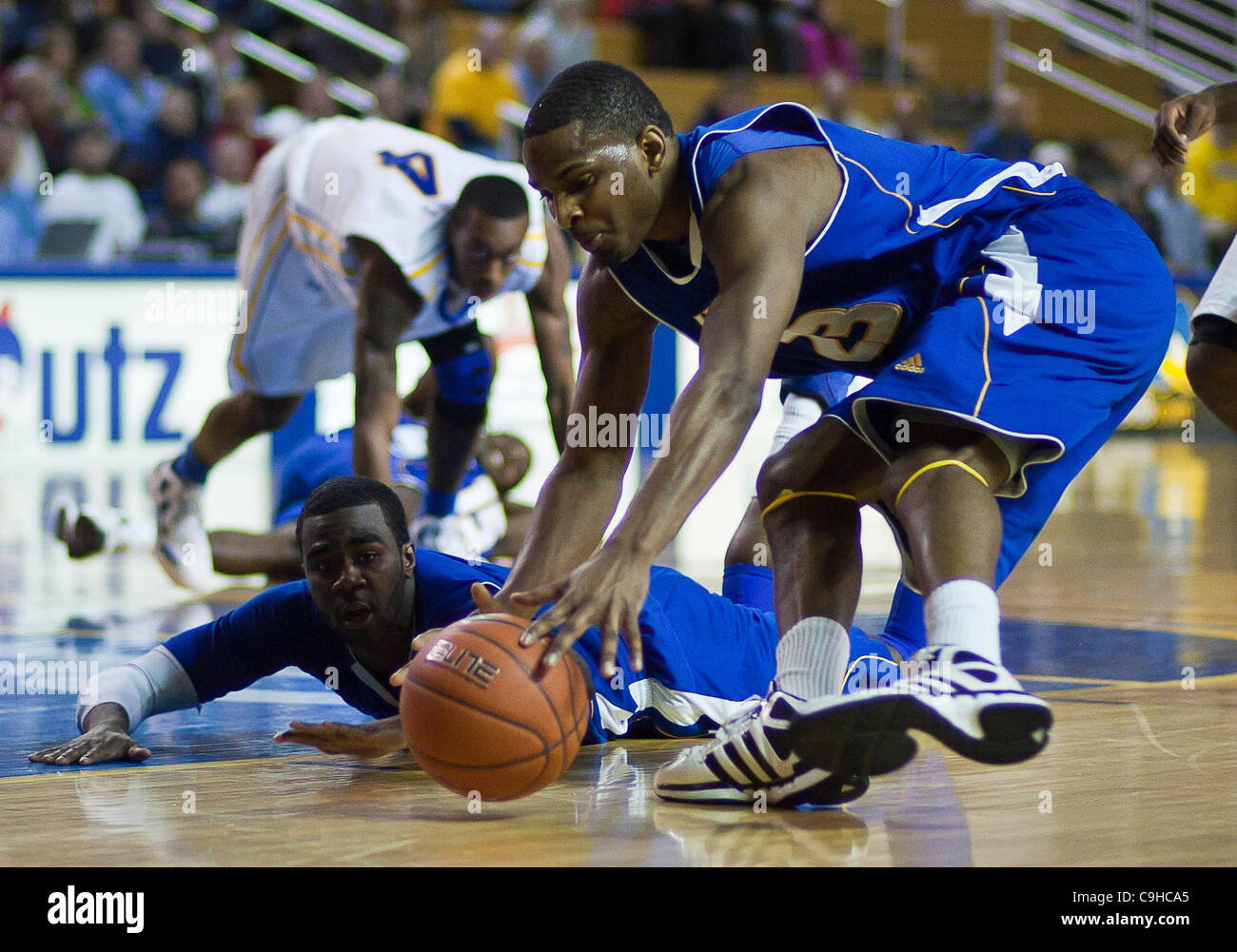 Gen. 4, 2012 - Newark, Delaware, Stati Uniti d'America - 01/04/12 Newark DE: Hofstra Senior Guard Mike Moore #23 tenta di recuperare la palla allentati durante un Colonial Athletic Association gioco di basket contro il Delaware Wed, gen. 4, 2012 a Bob carpenter center di Newark Delaware.....Moore sc Foto Stock