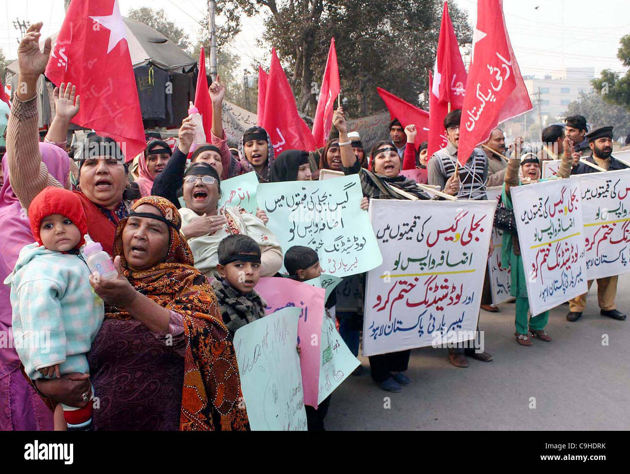 I sostenitori del partito laburista (LPP) gridare slogan contro l'aumento di petrolio e i prezzi del gas e del carico-spargimento durante la manifestazione di protesta a Lahore Foto Stock