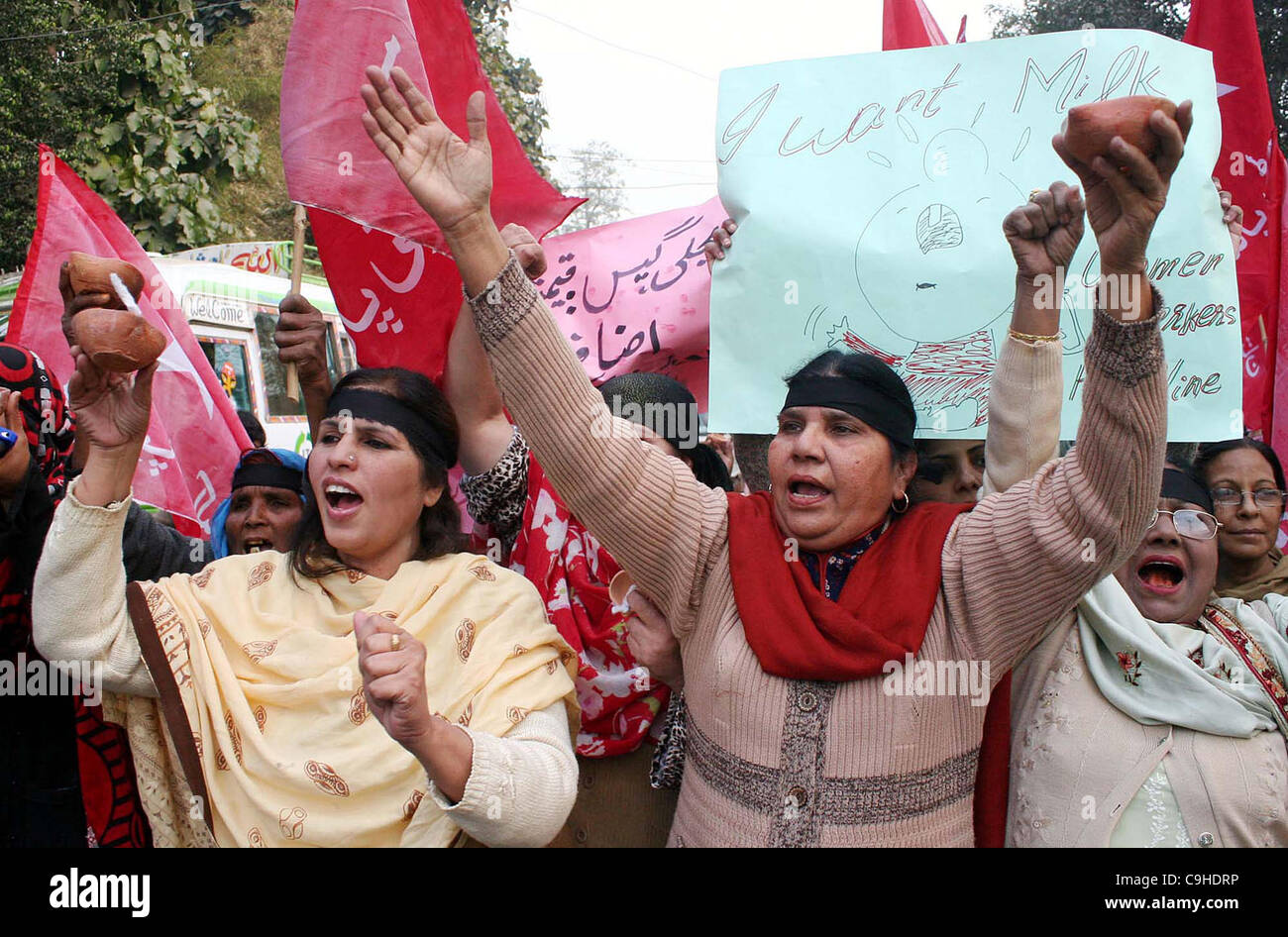 I sostenitori del partito laburista (LPP) gridare slogan contro l'aumento di petrolio e i prezzi del gas e del carico-spargimento durante la manifestazione di protesta a Lahore Foto Stock