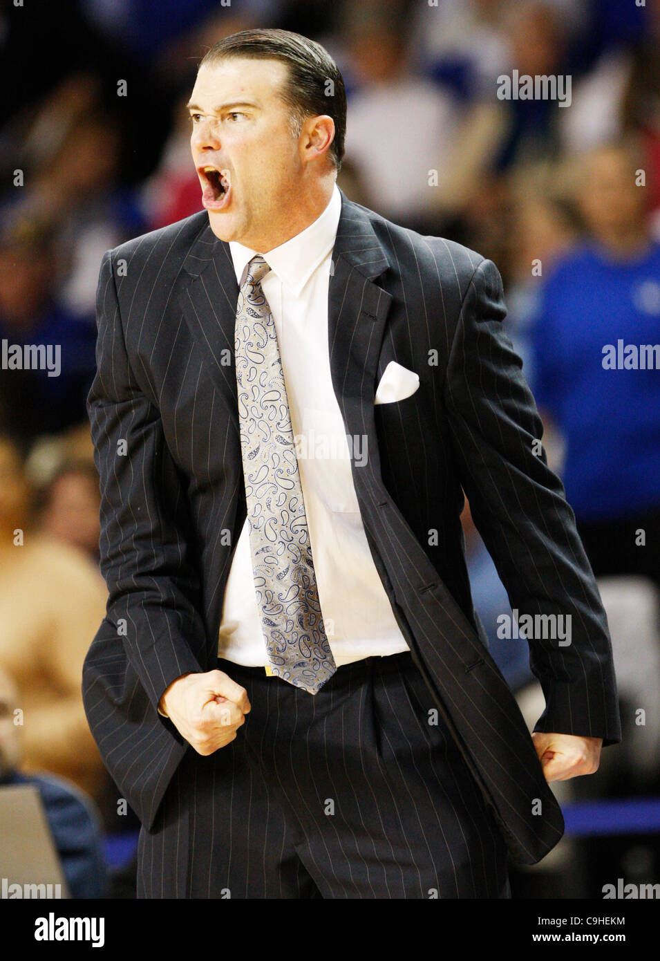 5 gennaio 2012 - Lexington, KY, Stati Uniti - Kentucky head coach Matthew Mitchell hanno reagito con un fatturato nella seconda metà dell'Arkansas a Kentucky donna gioco di basket presso il Memorial il Colosseo, in Lexington, KY., su 5 Gennaio, 2012. Foto di Pablo Alcala | personale (credito Immagine: © Lexington Herald-Leader/ZUMAP Foto Stock