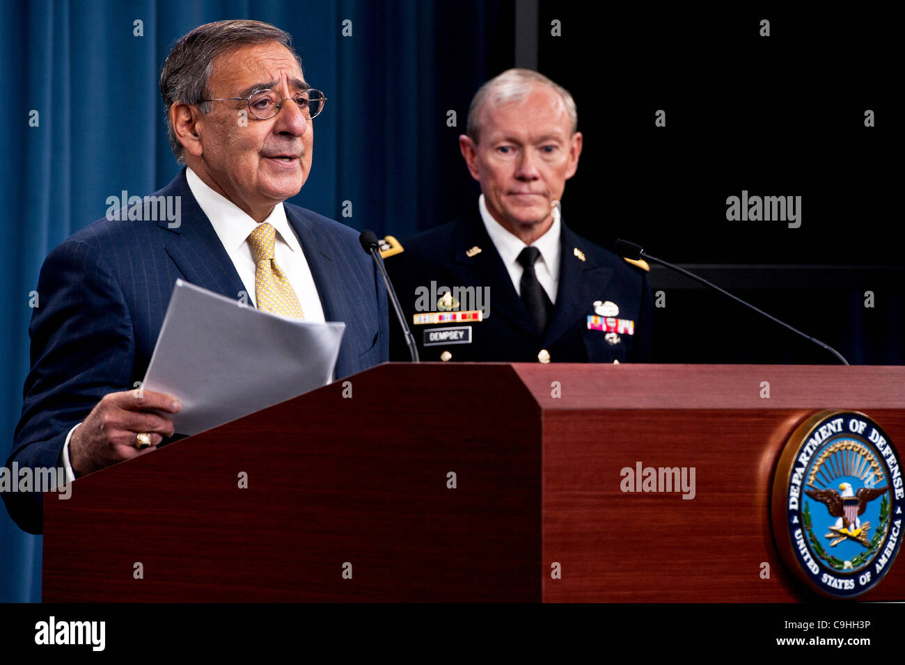 Il Segretario della Difesa Leon Panetta E. e generale Martin Dempsey, Presidente del Comune di capi di Stato Maggiore, indirizzo mezzi poco dopo il Presidente Barack Obama ha lasciato il Pentagono Press Briefing Room durante una disponibilità dei supporti per il caso di discutere le riduzioni di bilancio del Pentagono. Panetta e Dempsy Foto Stock