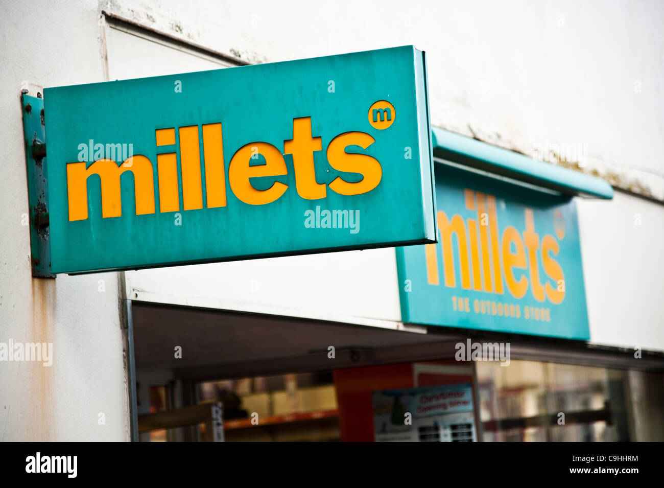 Aberystwyth UK Jan 7 2012: un ramo di Millets outdoor e camping shop, parte dei Neri catena di negozi che è andato in liquidazione volontaria il 5 gennaio 2012. Miglia e neri compongono insieme eventualmente ad essere il più grande del Regno Unito, rivenditore di outdoor prodotti per il tempo libero nel Regno Unito che impiega 3.600 persone Foto Stock