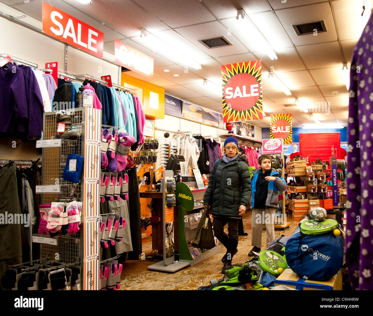 Aberystwyth UK Jan 7 2012: 70% di sconto le vendite presso una filiale di Millets outdoor e campeggio shop, parte dei Neri catena di negozi che è andato in liquidazione volontaria il 5 gennaio 2012. Miglia e neri compongono insieme a ciò che si ritiene essere la più grande del Regno Unito, rivenditore di outdoor prodotto per il tempo libero Foto Stock