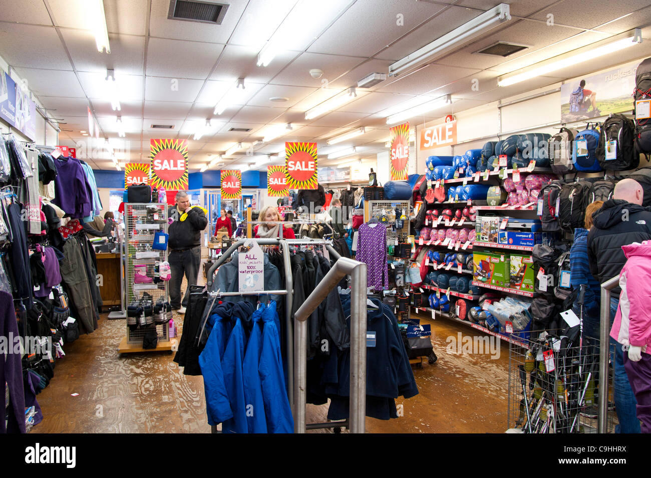 Aberystwyth UK Jan 7 2012: 70% di sconto le vendite presso una filiale di Millets outdoor e campeggio shop, parte dei Neri catena di negozi che è andato in liquidazione volontaria il 5 gennaio 2012. Miglia e neri compongono insieme a ciò che si ritiene essere la più grande del Regno Unito, rivenditore di outdoor prodotto per il tempo libero Foto Stock