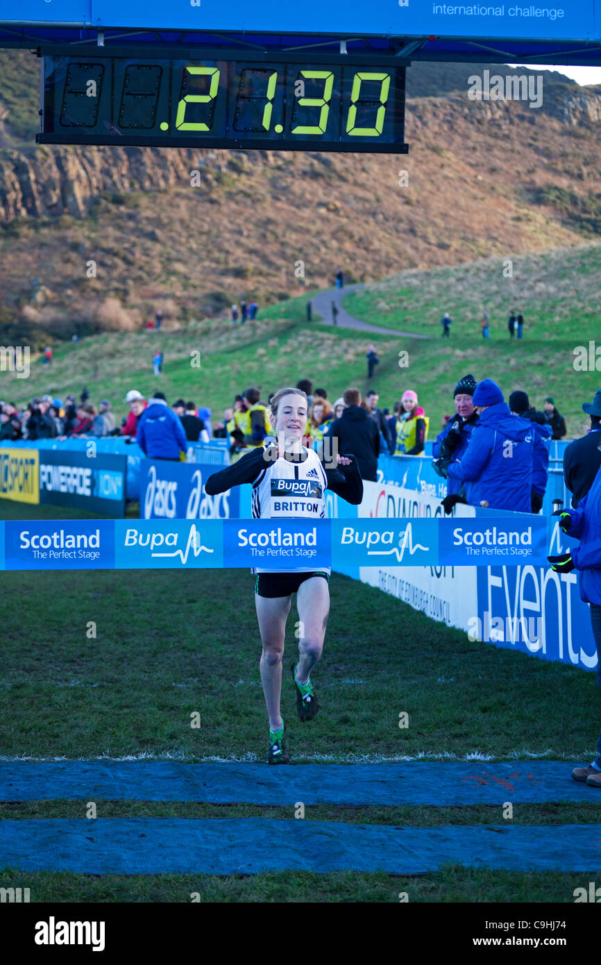 BUPA grande Edinburgh Cross Country Run, 7 gennaio 2012, le donne anziane 6Km di gara. Vincitore: Fionnuala Britton EUR, seconda: Acciaio Gemma GBR, terzo: Elle Baker GBR. Foto Stock