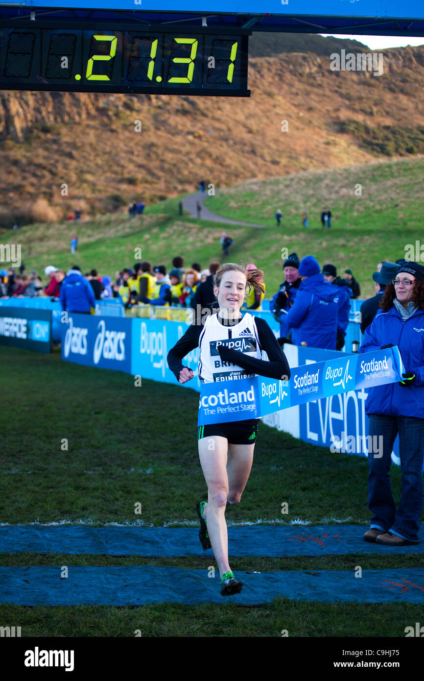 BUPA grande Edinburgh Cross Country Run, 7 gennaio 2012, le donne anziane 6Km di gara. Vincitore: Fionnuala Britton EUR, seconda: Acciaio Gemma GBR, terzo: Elle Baker EUR. Foto Stock