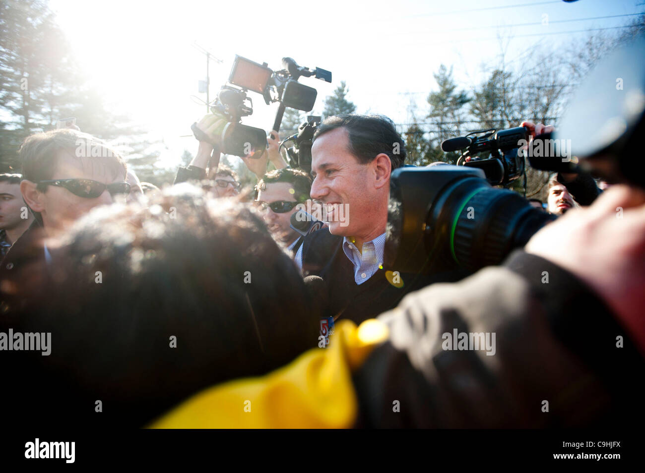 Amherst, NH, Stati Uniti - 1/7/12 - ex Stati Uniti il senatore Rick Santorum arriva in corrispondenza di una interruzione della campagna in Amherst, NH Gennaio 7, 2012, come egli le campagne per la nomina repubblicana per il presidente prima del New Hampshire primario. (Foto di Gordon M. concessione / Alamy) Foto Stock