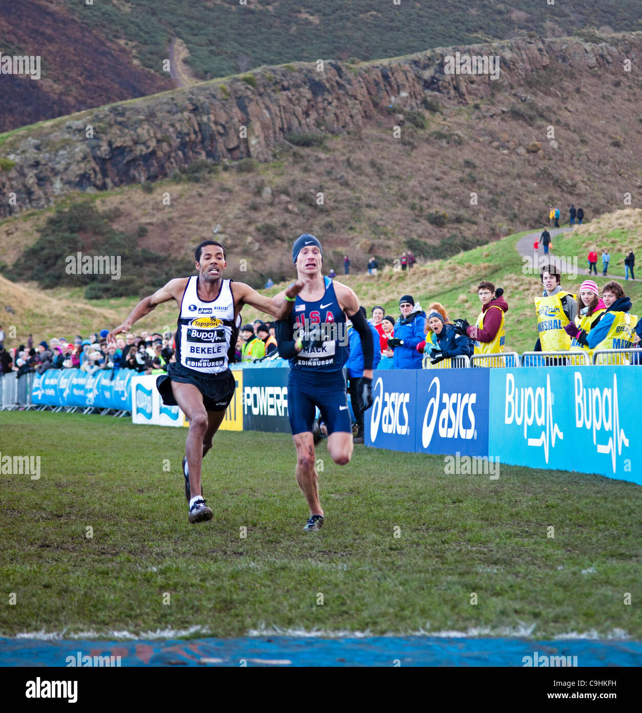 Bupa grande Edinburgh Cross Country 7 gennaio 2012, Senior uomini 8k. Vincitore: Ayad Lamdassem, EUR, secondo:Bobby Mack USA, terzo: Atelaw Bekele, EUR. Foto Stock
