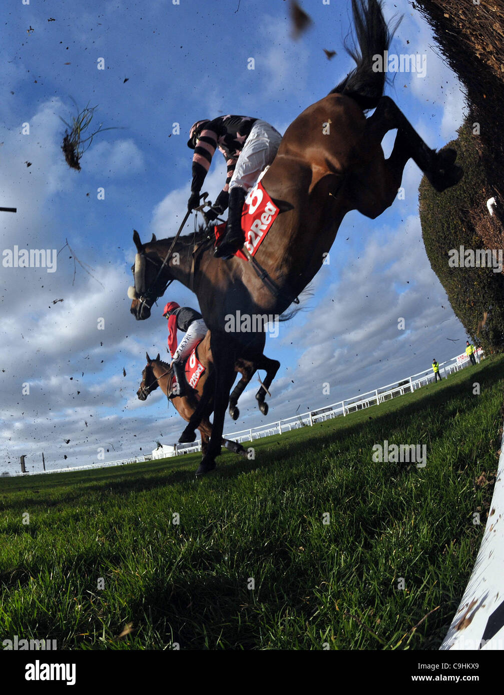 Nomecheki cavalcato da Liam Treadwell e libero per tutti cavalcato da Alain Cawley saltare un fosso aperto durante la 32Red Handicap Chase Cl2 2m a Sandown Park Racecourse, Speen, Surrey - 07/01/2012 - Il Credit: Martin Dalton/TGSPHOTO/Alamy Live News Foto Stock