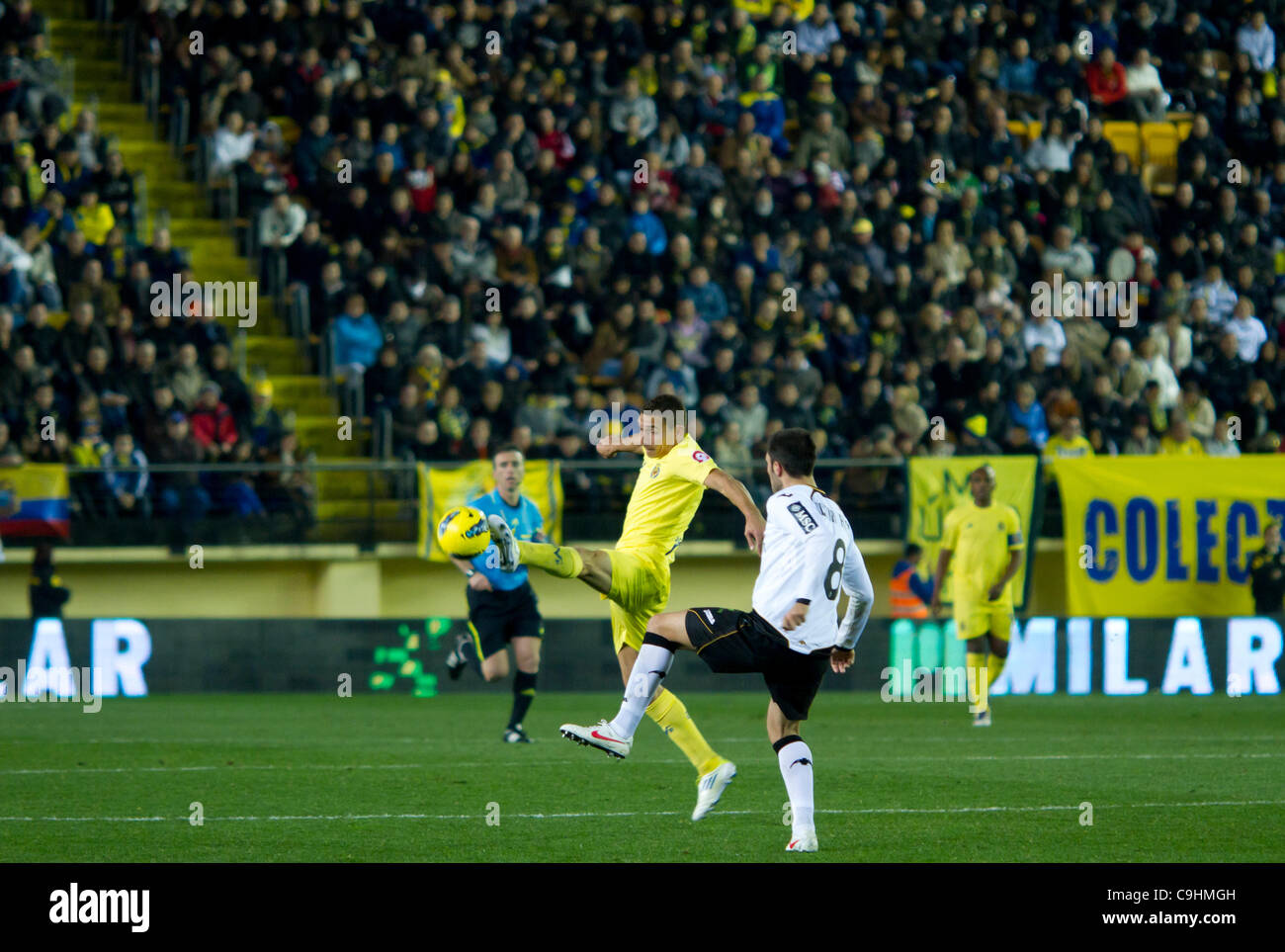 08/01//2011. Valencia, Spagna La Liga, CALCIO - SPAGNA - Villareal CF vs Valencia CF Marco Ruben in avanti da Villareal CF e Victor Ruiz da Valencia CF dueling per una sfera Foto Stock