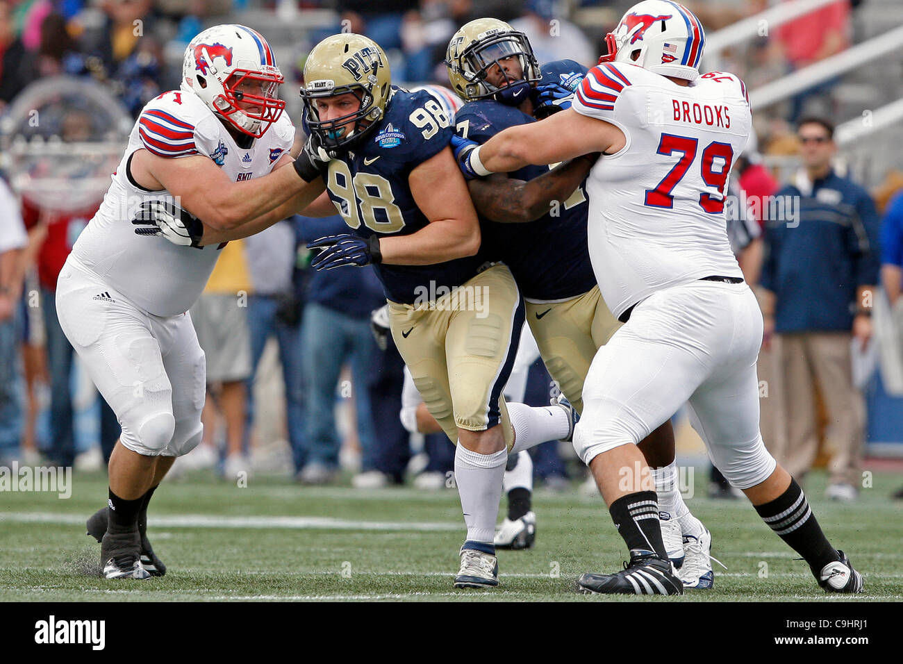 7 gennaio 2012 - Birmingham, Alabama, Stati Uniti - 7 Gennaio 2012 - Birmingham, Alabama, Stati Uniti - SMU Mustangs offensive linemen Kelly Turner (71) e J.T. Brooks (79) Lavorare al blocco PITT Panthers defensive linemen Chas Alecxih (98) e Brandon Lindsey (7) durante il BBVA Compass ciotola tra SMU e Pitt. La SM Foto Stock