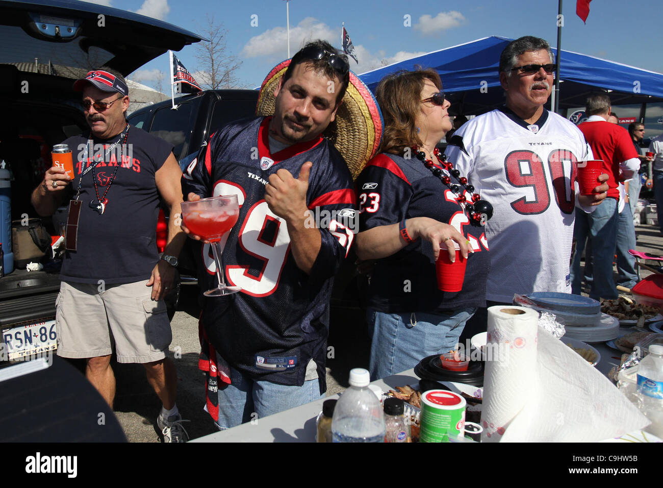 7 gennaio 2011 - Houston, Texas, Stati Uniti - Houston Texans fans tailgating prima del gioco. Houston Texans sconfitto i Cincinnati Bengals nel gioco di spareggio 31-10 al Reliant Stadium di Houston in Texas. (Credito Immagine: © Luis Leyva/Southcreek/ZUMAPRESS.com) Foto Stock