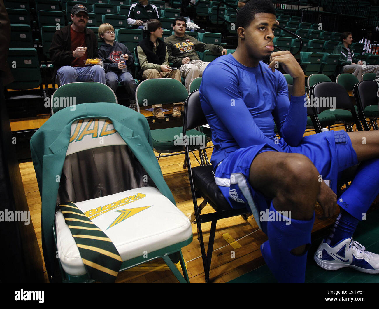 7 gennaio 2012 - Birmingham, AL, Stati Uniti - Gennaio 7, 2012 - durante il warm-up Memphis" D.J. Stephens (sinistra) si siede accanto a un verde sport cappotto e cravatta collocato su una sedia non occupato sull'UAB banco in omaggio ad un gene Bartow che è passato da una lunga battaglia con il cancro. Bartow allenata sia UAB e Memphis S Foto Stock