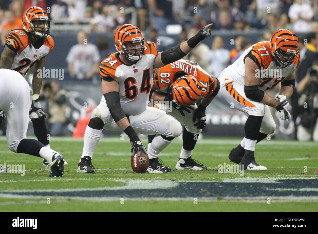 7 gennaio 2012 - Houston, Texas, Stati Uniti - Cincinnati Bengals center Kyle Cook(64) punti. Houston Texans sconfitto i Cincinnati Bengals nel gioco di spareggio 31-10 al Reliant Stadium di Houston in Texas. (Credito Immagine: © Luis Leyva/Southcreek/ZUMAPRESS.com) Foto Stock
