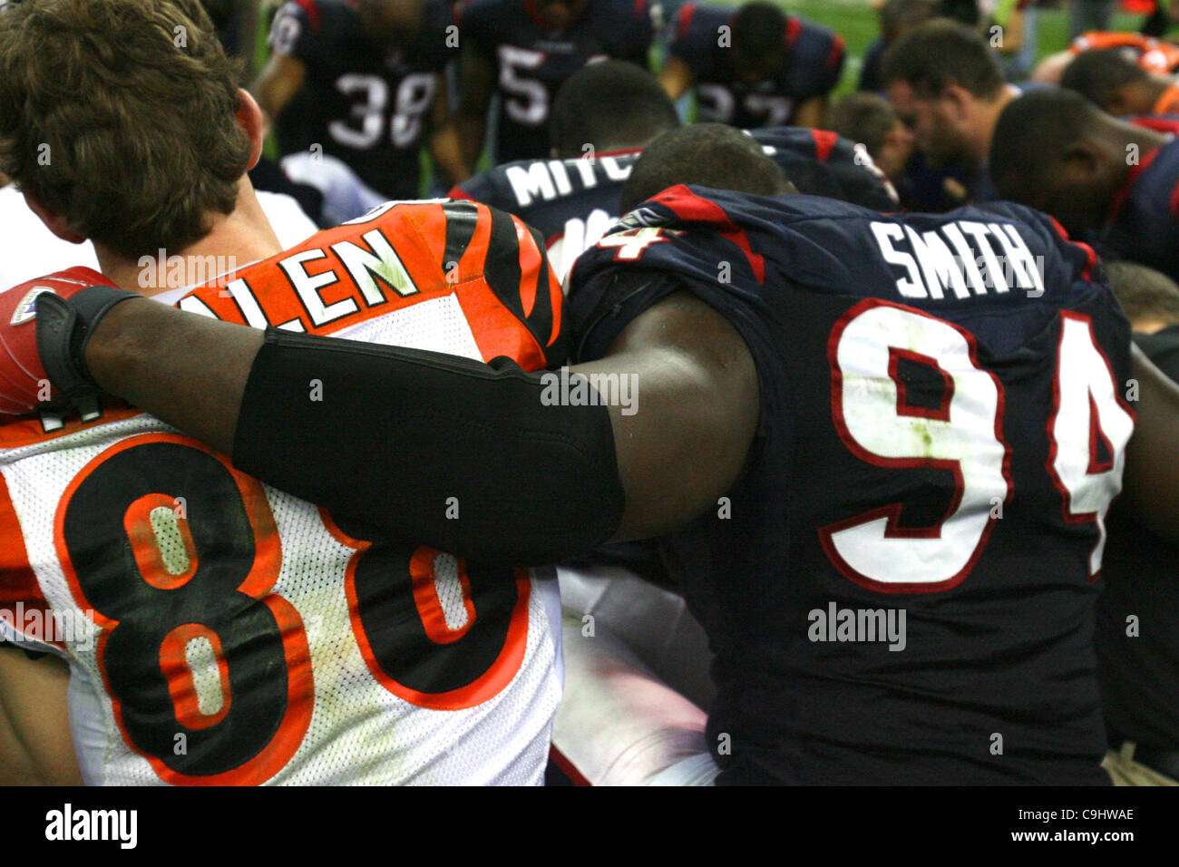 7 gennaio 2012 - Houston, Texas, Stati Uniti - Texans e Bengals si riuniscono per la preghiera. Houston Texans sconfitto i Cincinnati Bengals nel gioco di spareggio 31-10 al Reliant Stadium di Houston in Texas. (Credito Immagine: © Luis Leyva/Southcreek/ZUMAPRESS.com) Foto Stock