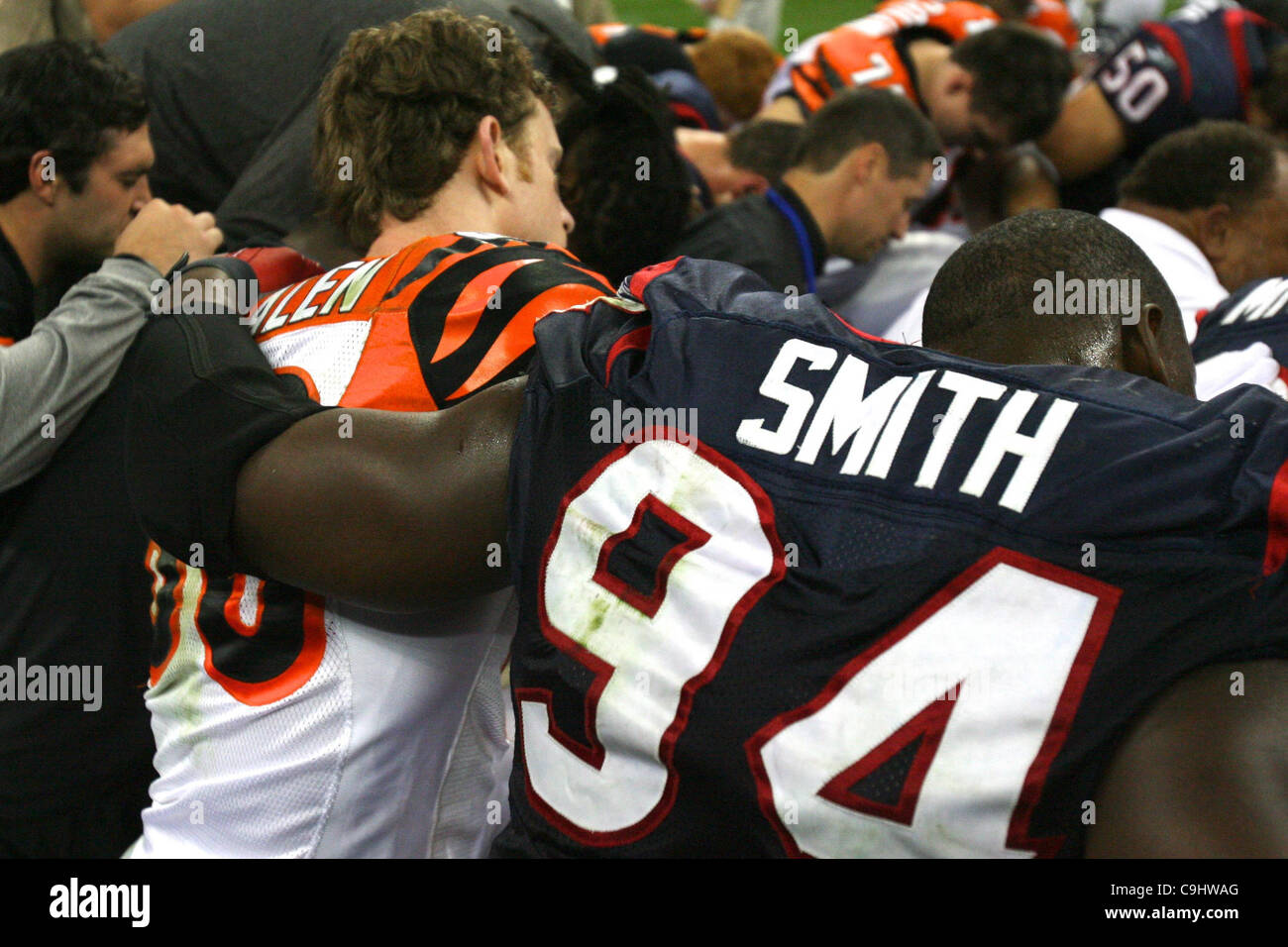 7 gennaio 2012 - Houston, Texas, Stati Uniti - Texans e Bengals si riuniscono per la preghiera. Houston Texans sconfitto i Cincinnati Bengals nel gioco di spareggio 31-10 al Reliant Stadium di Houston in Texas. (Credito Immagine: © Luis Leyva/Southcreek/ZUMAPRESS.com) Foto Stock