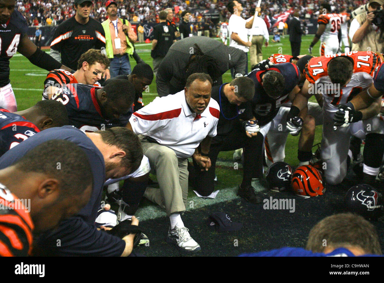 7 gennaio 2012 - Houston, Texas, Stati Uniti - Dopo il gioco di entrambe le squadre si riuniscono per un momento di preghiera. Houston Texans sconfitto i Cincinnati Bengals nel gioco di spareggio 31-10 al Reliant Stadium di Houston in Texas. (Credito Immagine: © Luis Leyva/Southcreek/ZUMAPRESS.com) Foto Stock