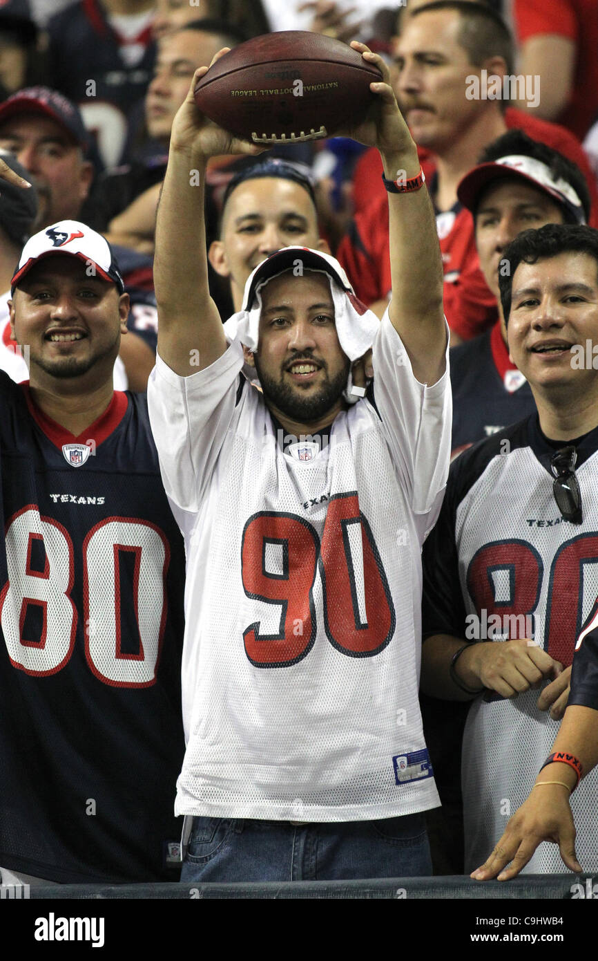 7 gennaio 2012 - Houston, Texas, Stati Uniti - un ventilatore riesce ad avere un campo di calcio. Houston Texans sconfitto i Cincinnati Bengals nel gioco di spareggio 31-10 al Reliant Stadium di Houston in Texas. (Credito Immagine: © Luis Leyva/Southcreek/ZUMAPRESS.com) Foto Stock