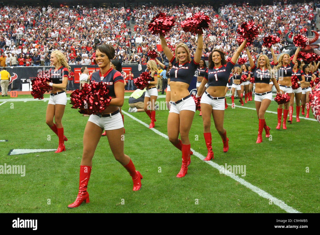 7 gennaio 2012 - Houston, Texas, Stati Uniti - Houston Texans cheerleader introdotto prima del gioco. Houston Texans sconfitto i Cincinnati Bengals nel gioco di spareggio 31-10 al Reliant Stadium di Houston in Texas. (Credito Immagine: © Luis Leyva/Southcreek/ZUMAPRESS.com) Foto Stock