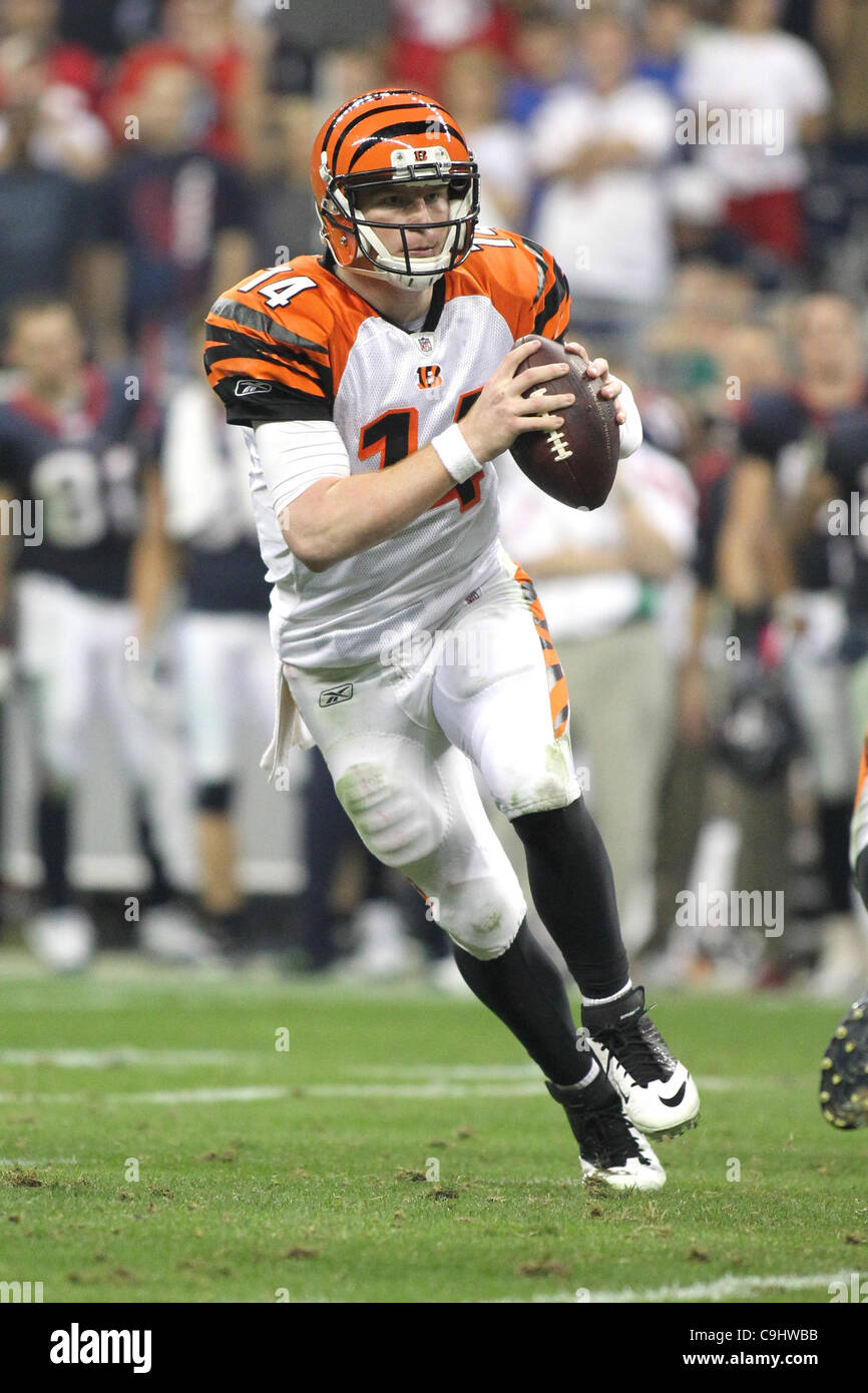 7 gennaio 2012 - Houston, Texas, Stati Uniti - Cincinnati Bengals quarterback Andy Dalton(14) codifica. Houston Texans sconfitto i Cincinnati Bengals nel gioco di spareggio 31-10 al Reliant Stadium di Houston in Texas. (Credito Immagine: © Luis Leyva/Southcreek/ZUMAPRESS.com) Foto Stock
