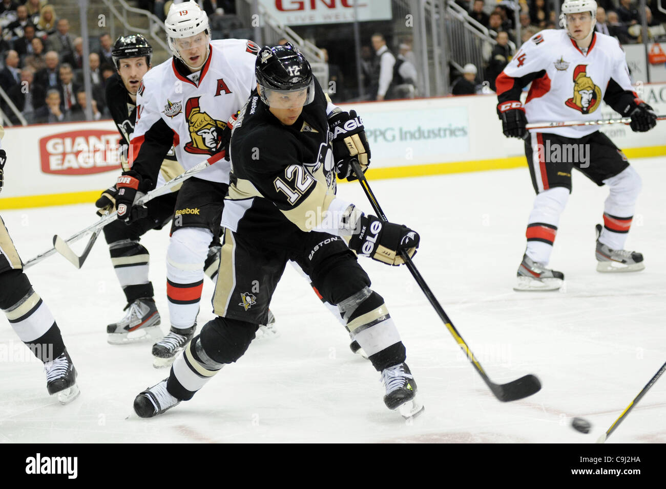 Gen. 10, 2012 - Pittsburgh, PENNSYLVANNIA, U.S - Pittsburgh Penguins ala destra Richard Park (12) cancella il puck nel primo periodo come i pinguini di Pittsburgh prendere su i Senatori di Ottawa a CONSOL Energy Center a Pittsburgh, PA...Senatori sconfiggere i pinguini 5-1. (Credito Immagine: © Dean Beattie/Sou Foto Stock