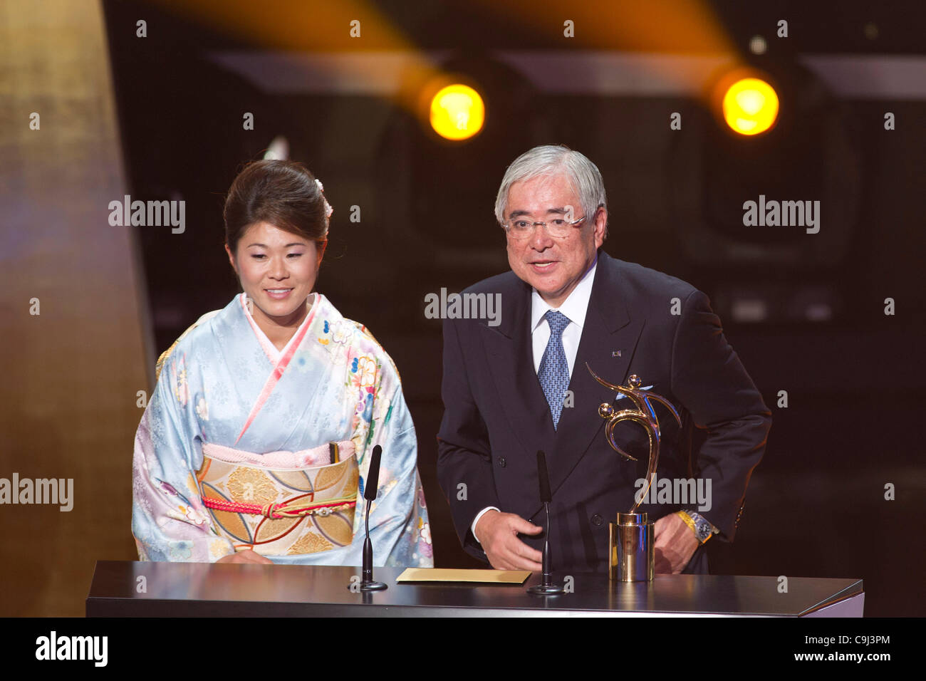 (L-R) Homare Sawa, Junji Ogura, 9 gennaio 2012 - Calcio : Giappone Football Association presidente Junji Ogura fa un discorso con la FIFA Fair Play Award trofeo durante il FIFA ballon d'Or 2011 Gala presso Kongresshaus di Zurigo, Svizzera. (Foto di Maurizio Borsari/AFLO) [0855] Foto Stock