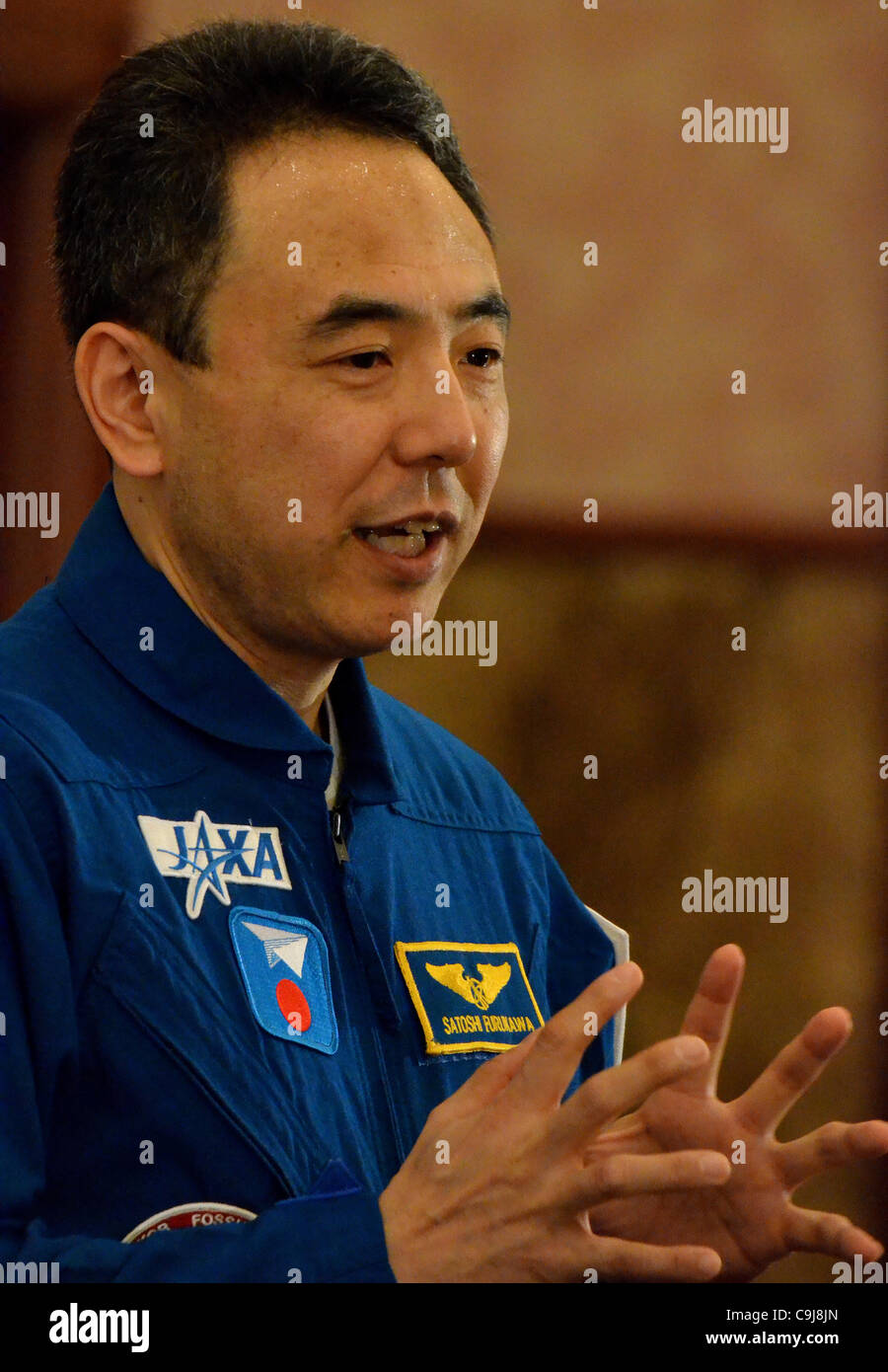 Il 11 gennaio 2012, Tokyo, Giappone - indossando un volo blu tuta, astronauta giapponese Satoshi Furukawa gesti come egli spiega la sua missione spaziale durante la sua casa-prossimi news conferenza presso il Giappone National Press Club a Tokyo su Mercoledì, 11 gennaio 2012. Furukawa, che hanno restituito alla Terra in novembre dopo Foto Stock