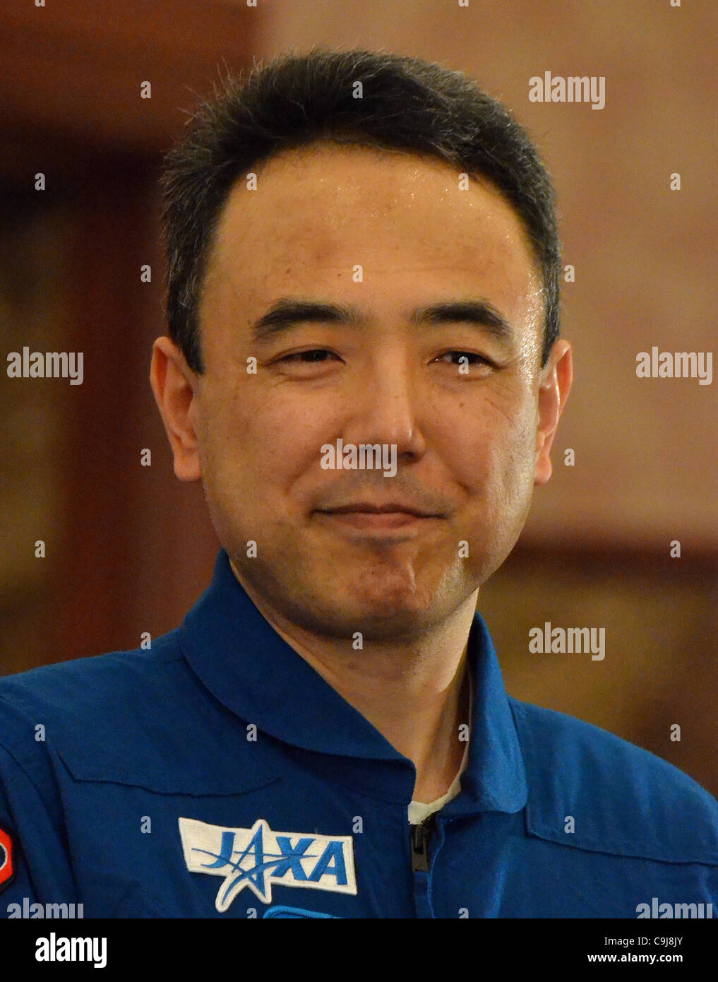 Il 11 gennaio 2012, Tokyo, Giappone - indossando un volo blu tuta, astronauta giapponese Satoshi Furukawa sorrisi come egli è introdotto all'inizio della sua casa-prossimi news conferenza presso il Giappone National Press Club a Tokyo su Mercoledì, 11 gennaio 2012. Furukawa, che hanno restituito alla Terra in novembre dopo un f Foto Stock