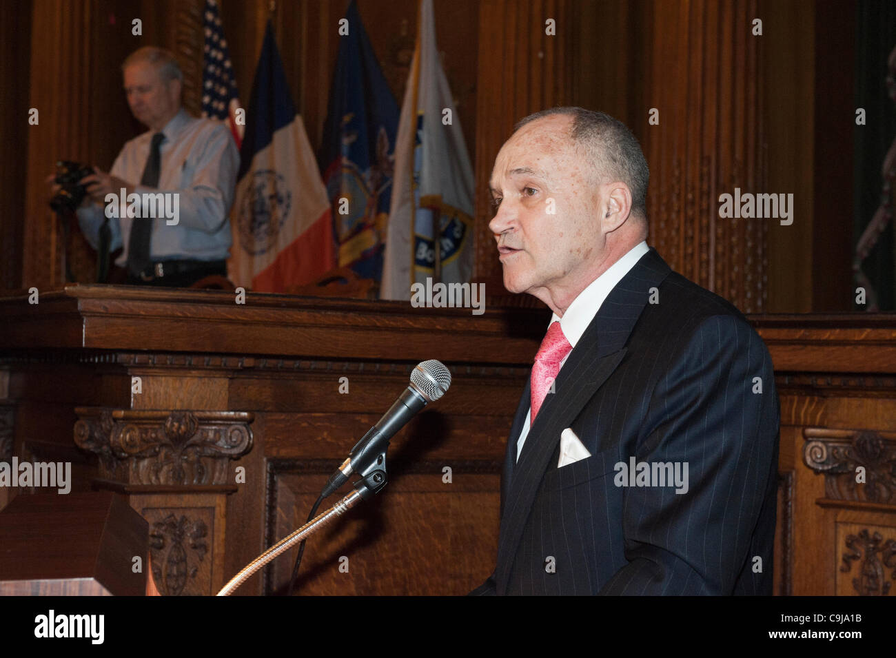 11 gennaio 2012 - Brooklyn, New York, Stati Uniti d'America: NYPD New York City il commissario di polizia Raymond W. Kelly dà Discorso a seconda annua Interfaith memoriale di servizio per Haiti, mercoledì notte a Brooklyn Borough Hall di New York. Foto Stock