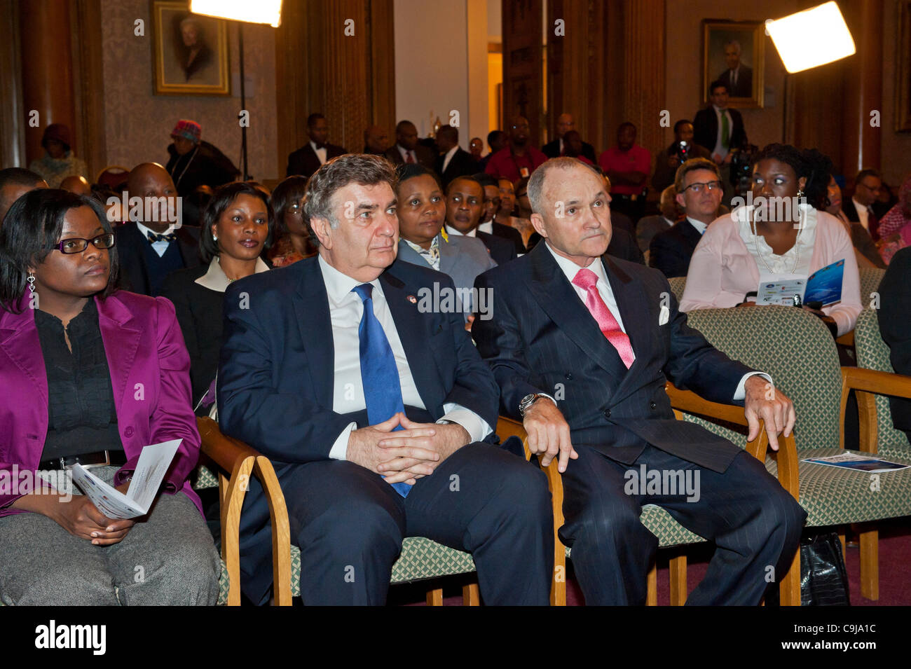 11 gennaio 2012 - Brooklyn, New York, Stati Uniti d'America: NYPD New York City Polizia Ray Kelly (bancata anteriore, destra) Discorso di apertura della seconda annua Interfaith memoriale di servizio per Haiti, mercoledì notte a Brooklyn Borough Hall di New York. Foto Stock