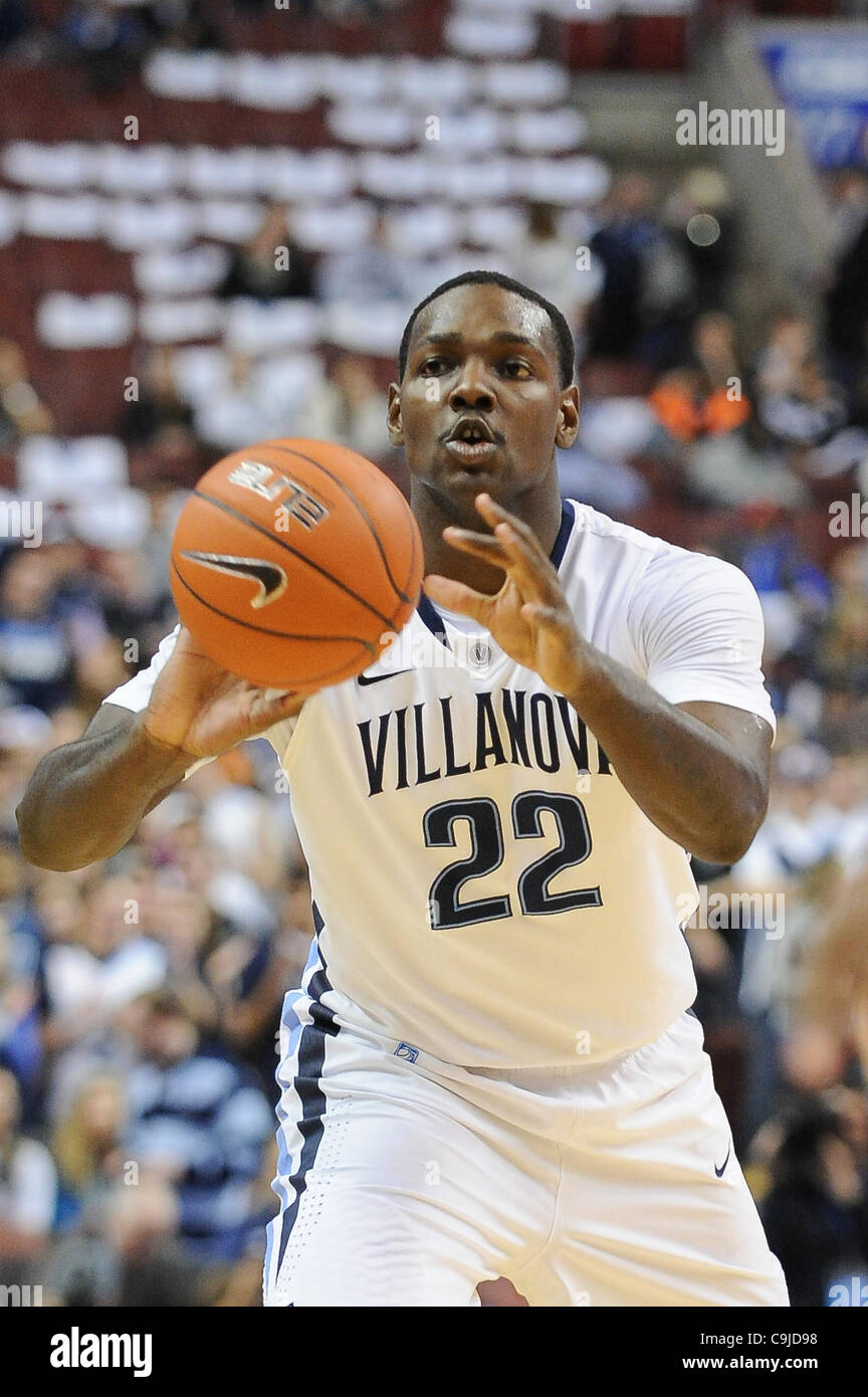 11 gennaio 2012 - Philadelphia, Pennsylvania, Stati Uniti - Villanova Wildcats avanti JayVaughn Pinkston (22) passa la palla. In un Grande Oriente match up essendo ha suonato presso la Wells Fargo Center di Philadelphia, Pennsylvania. Sentieri di Villanova Siracusa a metà da un punteggio di 43-24. (Credito Immagine: © Mike McAtee/S Foto Stock