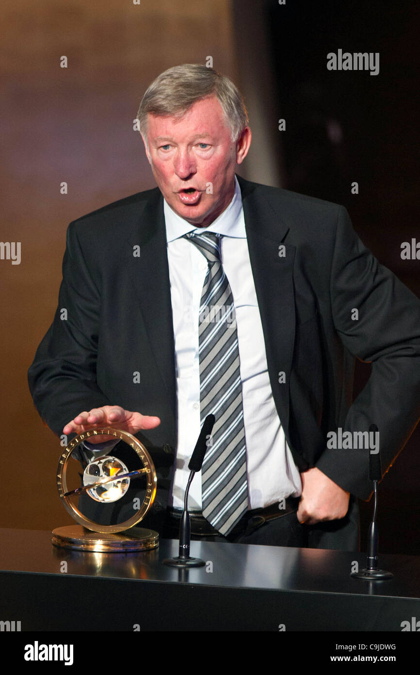 Il sir Alex Ferguson, 9 gennaio 2012 - Calcio : il sir Alex Ferguson fa un discorso con la FIFA premio Presidenziale trofeo durante il FIFA ballon d'Or 2011 Gala presso Kongresshaus di Zurigo, Svizzera. (Foto di Enrico Calderoni/AFLO SPORT) [0391] Foto Stock