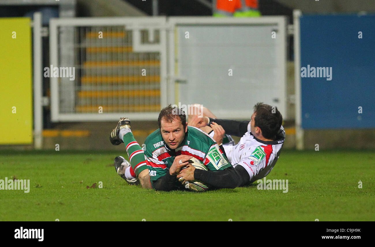 13.01.2012 Ravenhill Stadium, Belfast, Irlanda del Nord. Geordan Murphy (Capitano Leicester) tocchi verso il basso per ottenere un punteggio di provare durante la Heineken Cup gioco tra Ulster e Leicester. Foto Stock