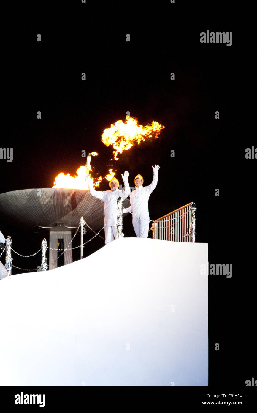 Gen 13, 2012 - Innsbruck, Austria - Franz Klammer, ex campione di sci, luci calderone olimpico durante la cerimonia di apertura durante la prima giovinezza Giochi Olimpici Invernali (credito Immagine: © Marcello Farina/Southcreek/ZUMAPRESS.com) Foto Stock