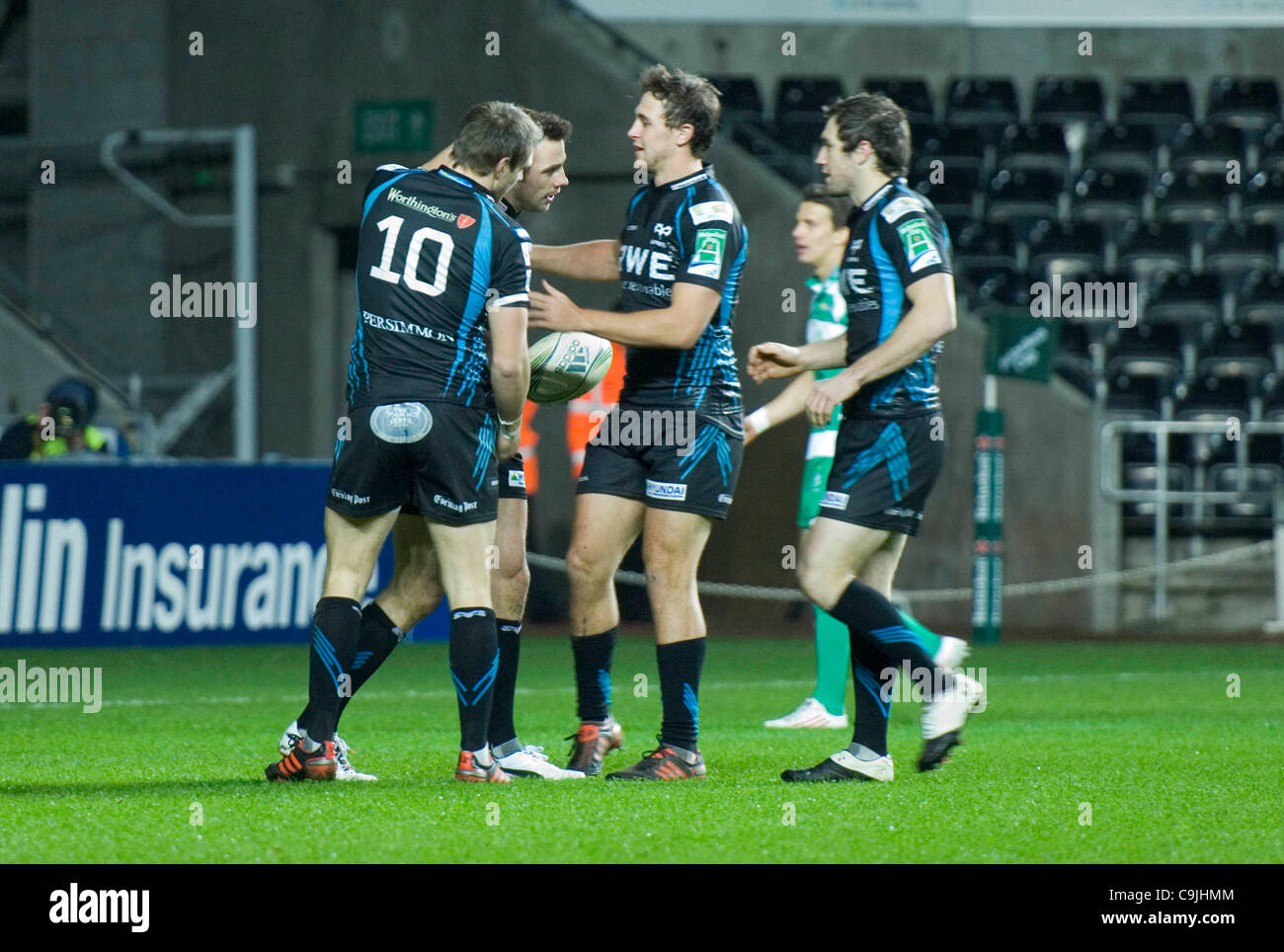 Il falco pescatore v Benetton Rugby Treviso - Heineken Cup fixture al Liberty Stadium di Swansea : Asprì' provare marcatore Tommy Bowe è congratulato da Ashley Beck, Dan Biggar e Andrea Vescovo. Foto Stock