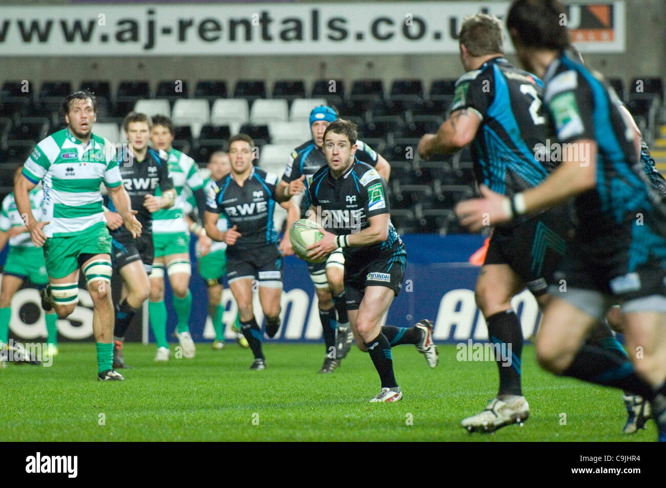 Il falco pescatore v Benetton Rugby Treviso - Heineken Cup fixture al Liberty Stadium di Swansea : Asprì' Shane Williams. Foto Stock