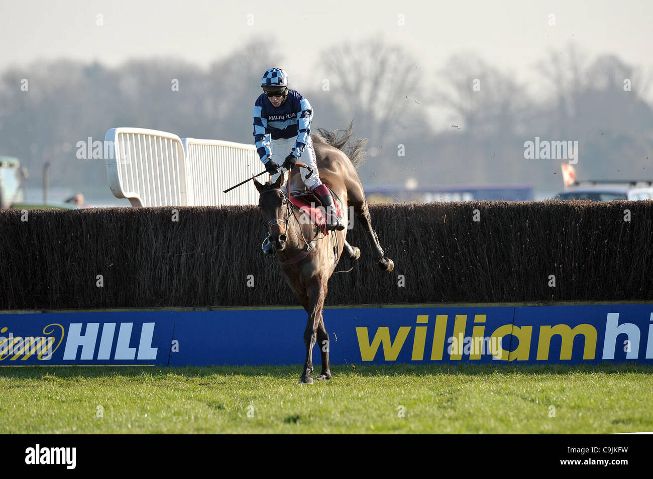 Il Menorah cavalcato da Richard Johnson salta l'ultimo e va a vincere la scommessa con williamhill.com sul tuo cellulare novizi' Chase Cl2 2m a Kempton Park Racecourse, Sunbury-on-Thames, Middlesex - 14/01/2012 - Il Credit: Martin Dalton/TGSPHOTO/Alamy Live News Foto Stock