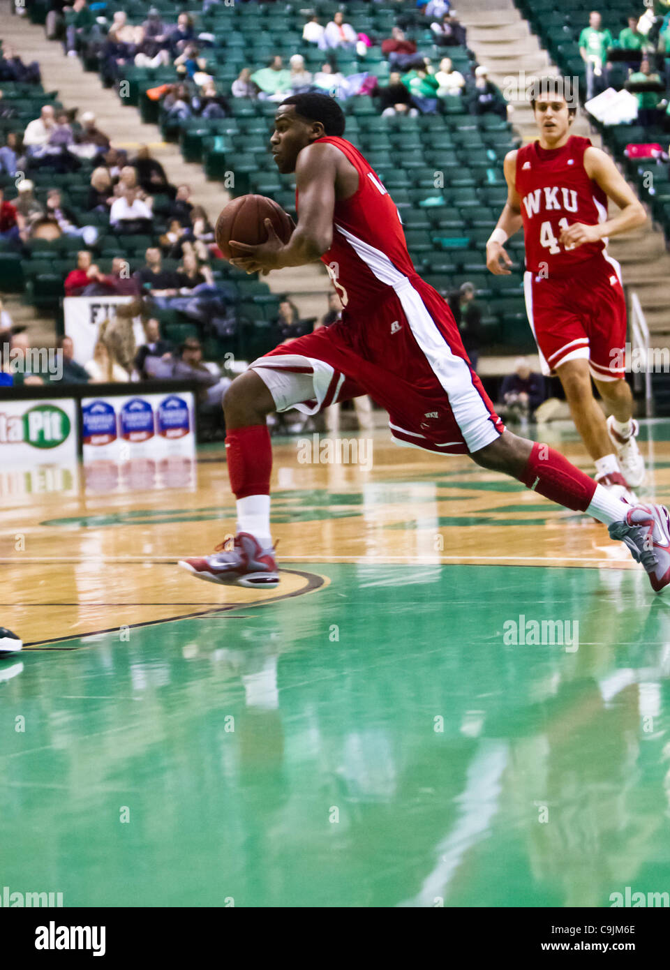 Gen 12, 2012 - Denton, Texas, Stati Uniti d'America - Western Kentucky Hilltoppers guard Kahlil McDonald (3) in azione durante il gioco tra la Western Kentucky Hilltoppers e le università del Nord Texas significa verde a nord Texas Coliseum,Super Pit, in Denton, Texas. UNT sconfitto W Foto Stock