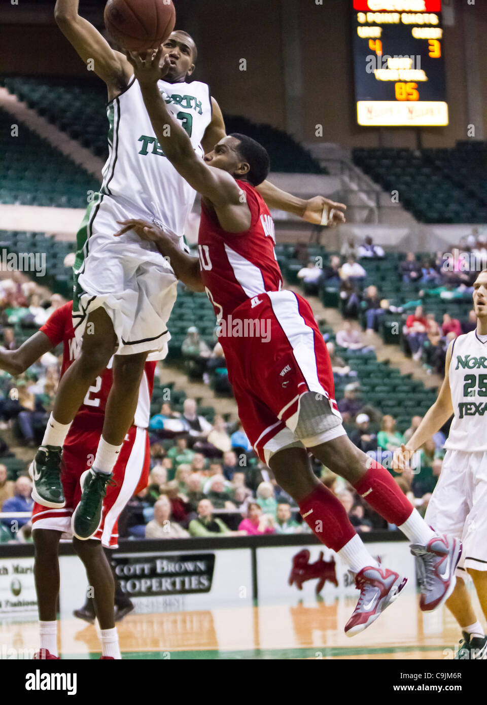 Gen 12, 2012 - Denton, Texas, Stati Uniti d'America - Western Kentucky Hilltoppers guard Kahlil McDonald (3) in azione durante il gioco tra la Western Kentucky Hilltoppers e le università del Nord Texas significa verde a nord Texas Coliseum,Super Pit, in Denton, Texas. UNT sconfitto W Foto Stock