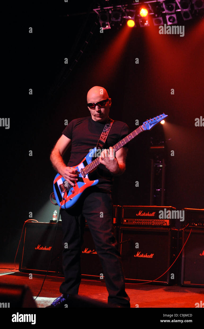 London, Regno Unito 14/01/2012 Joe Satriani -Chickenfoot esegue durante la loro unione 'Prova' Tour, all'O2 Brixton Academy di Londra. (Photo credit: Photobeat Immagini/Alamy) Foto Stock