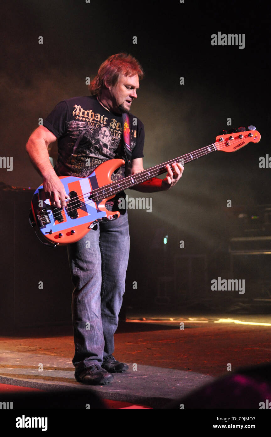 London, Regno Unito 14/01/2012 Michael Anthony -Chickenfoot esegue durante la loro unione 'Prova' Tour, all'O2 Brixton Academy di Londra. (Photo credit: Photobeat Immagini/Alamy) Foto Stock