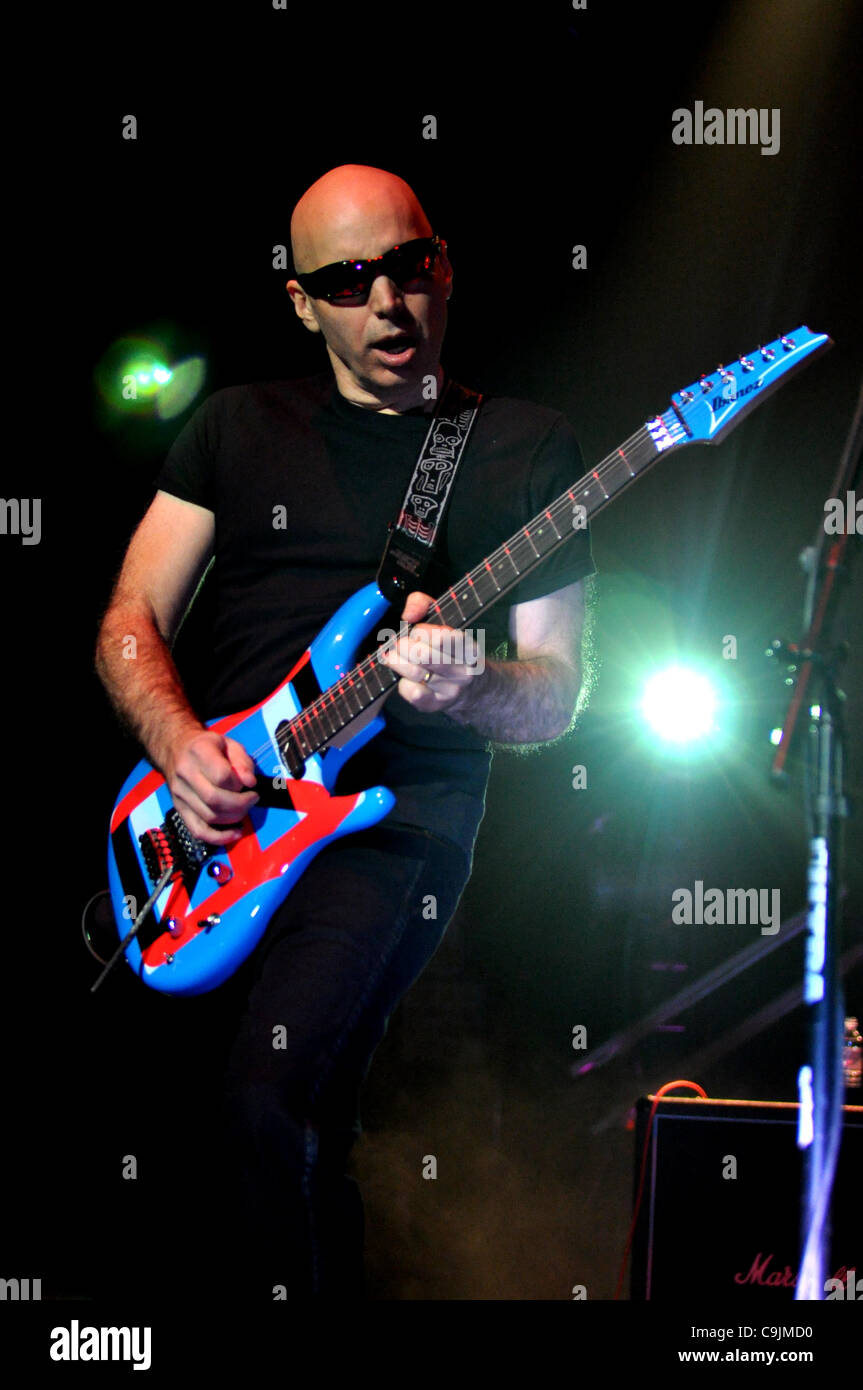 London, Regno Unito 14/01/2012 Joe Satriani -Chickenfoot esegue durante la loro unione 'Prova' Tour, all'O2 Brixton Academy di Londra. (Photo credit: Photobeat Immagini/Alamy) Foto Stock