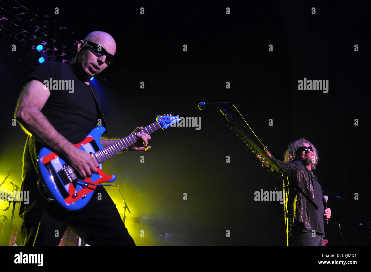 London, Regno Unito 14/01/2012 Joe Satriani e Sammy Hagar -Chickenfoot esegue durante la loro unione 'Prova' Tour, all'O2 Brixton Academy di Londra. (Photo credit: Photobeat Immagini/Alamy) Foto Stock