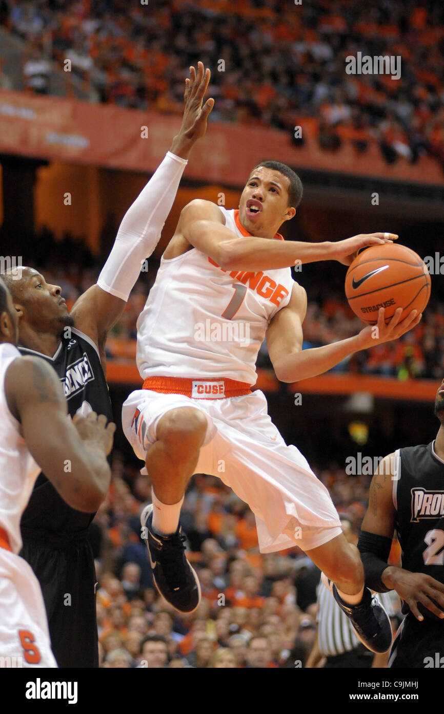 14 gennaio 2012 - Syracuse, New York, Stati Uniti - Siracusa protezione arancione Michael Carter-Williams (1) scivola attraverso la vernice cercando di creare il colpo contro la Provvidenza frati avanti Kadeem falde (10) durante la seconda metà al Carrier Dome in Syracuse, New York. La parte superiore classificato Syracuse Orange sconfitto Pr Foto Stock