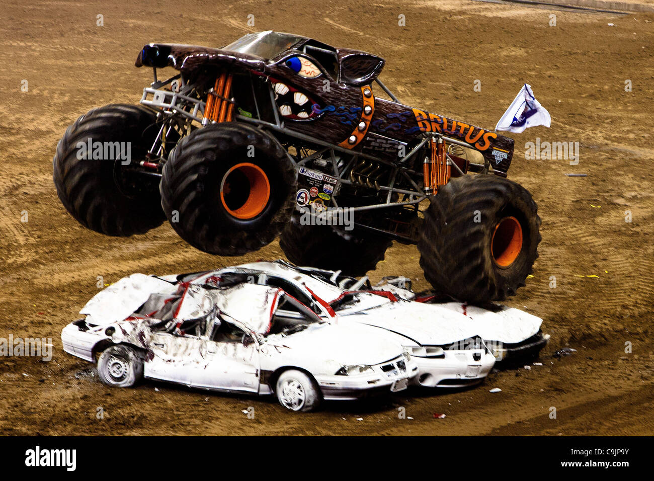 Aprile 14, 2011 - Houston, Texas, Stati Uniti - Bruto Chris Bergeron salta alcuni veicoli durante l'anticipo di ricambi per auto Monster Jam nel Reliant Stadium di Houston, TX. (Credito Immagine: © Juan DeLeon/Southcreek/ZUMAPRESS.com) Foto Stock