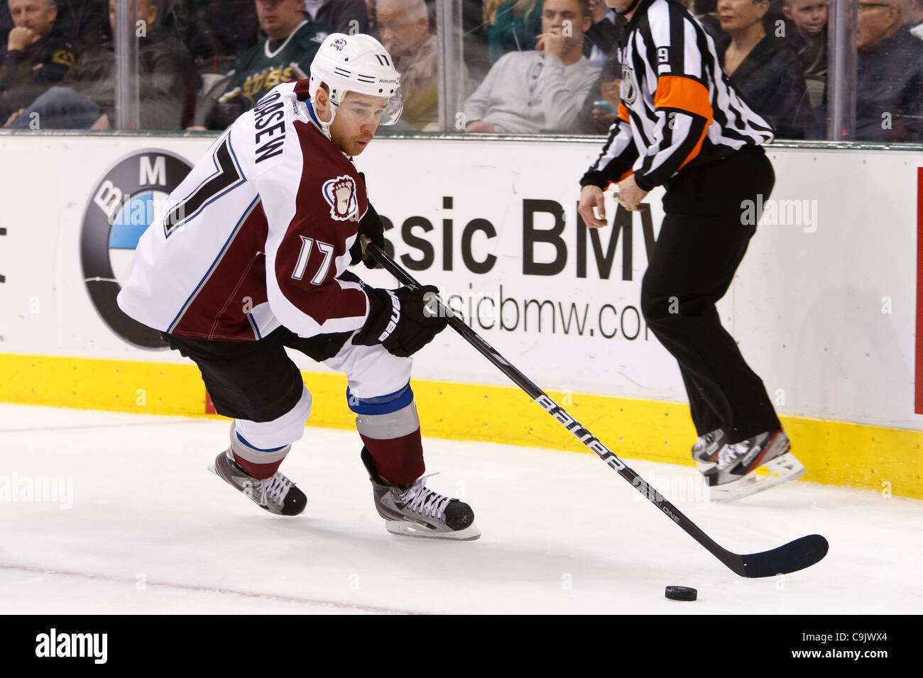 14 gennaio 2012 - Dallas, Texas, USA - Colorado Avalanche avanti Chuck Kobasew (17) durante l'azione tra i Dallas Stars e Colorado Avalanche. Colorado sconfitte Dallas 2-1 all'American Airlines Center. (Credito Immagine: © Andrew Dieb/Southcreek/ZUMAPRESS.com) Foto Stock